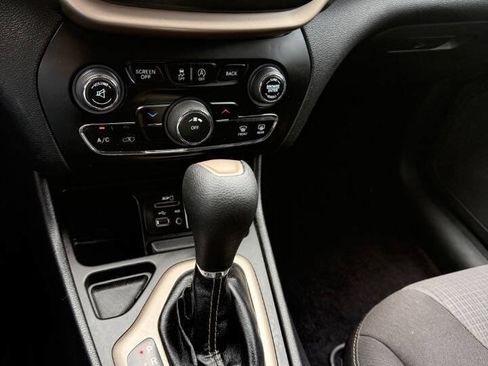 Used 2017 Jeep Cherokee Latitude w/ Comfort & Sound Group FWD image 27