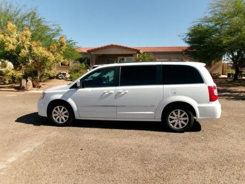 Used 2016 Chrysler Town & Country Touring FWD image 11