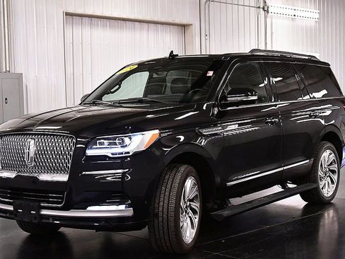 Used 2024 Lincoln Navigator Premiere image 3