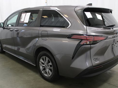 Used 2021 Toyota Sienna XLE image 7