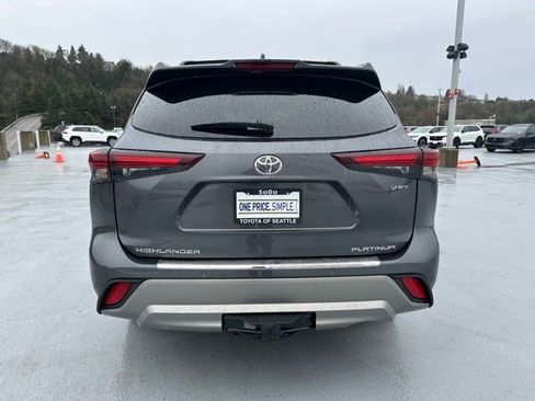 Certified 2025 Toyota Highlander Platinum image 4