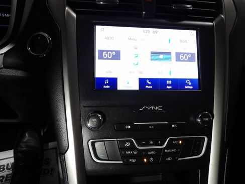 Used 2020 Ford Fusion SE image 16