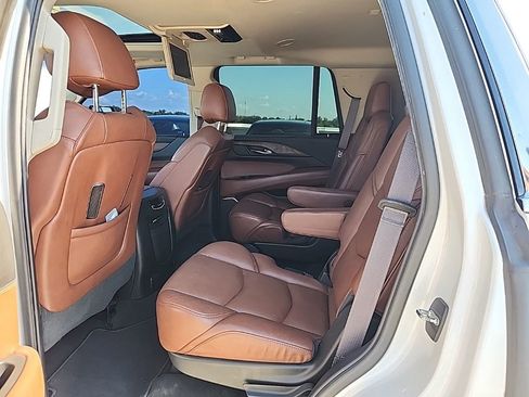 Used 2016 Cadillac Escalade Luxury RWD image 3