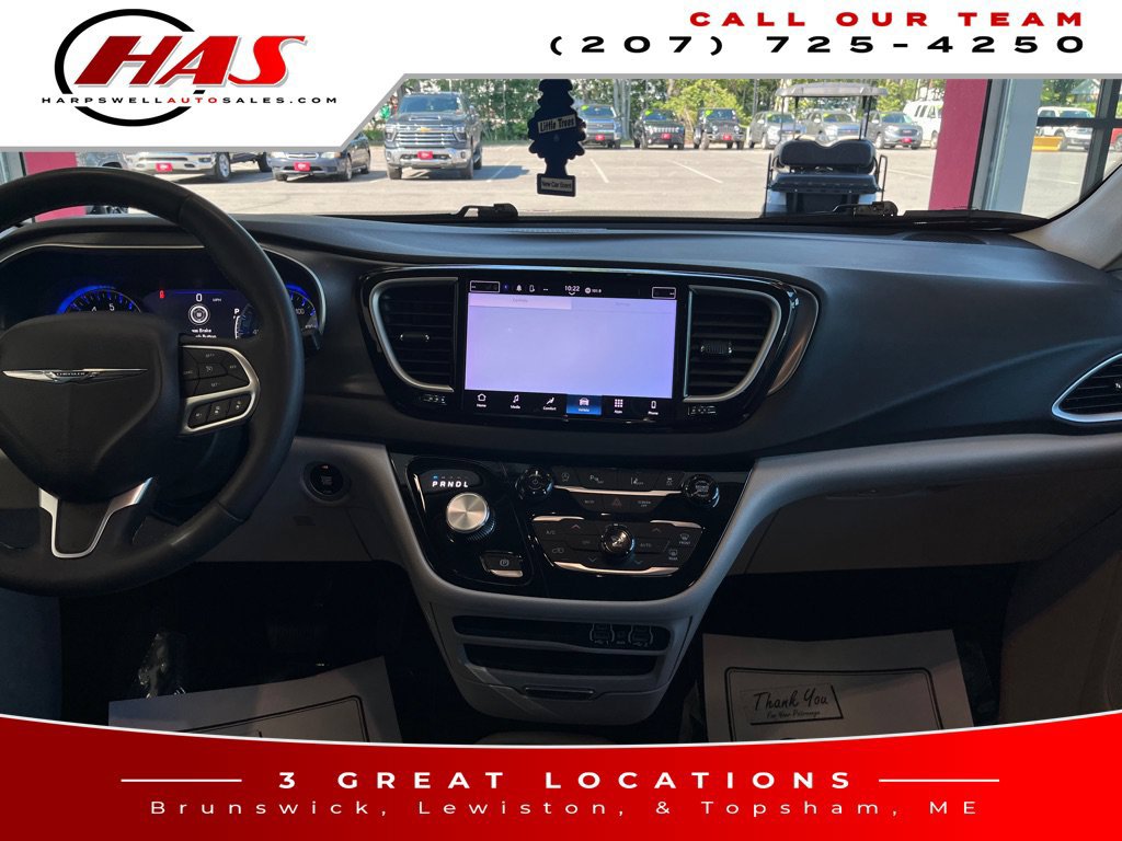 Used 2024 Chrysler Pacifica Touring-L FWD image 19