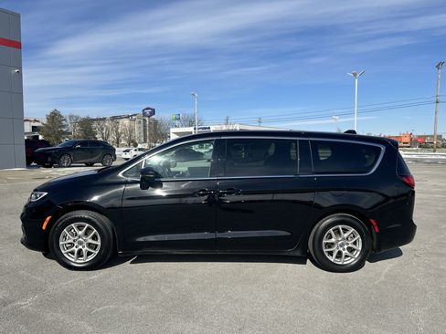 Used 2024 Chrysler Pacifica Touring-L image 9