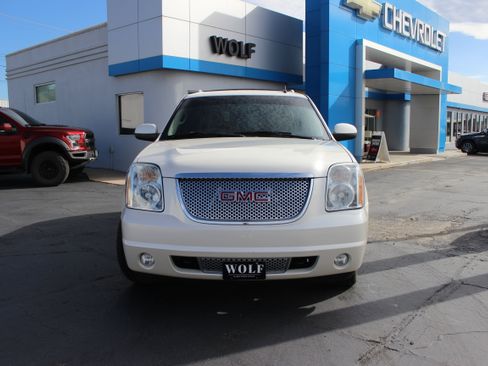 Used 2014 GMC Yukon Denali AWD/4WD image 3