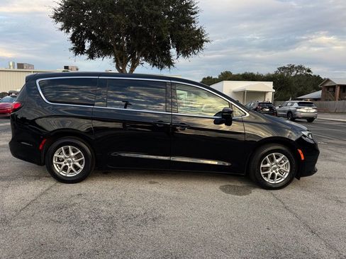 Used 2024 Chrysler Pacifica Touring-L image 10