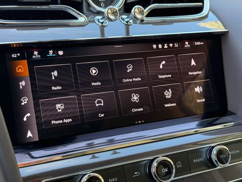 Used 2025 Bentley Bentayga image 28