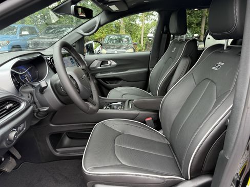 New 2026 Chrysler Pacifica Limited w/ S Appearance Package FWD image 15