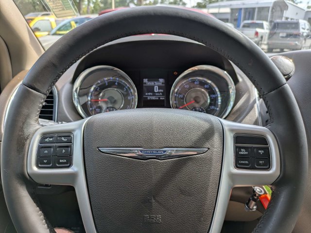 Used 2015 Chrysler Town & Country Touring FWD image 34