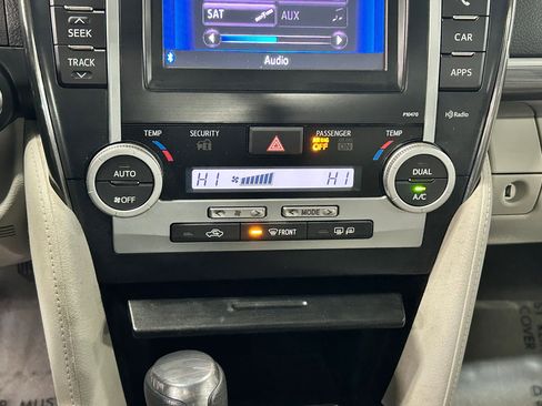 Used 2014 Toyota Camry XLE w/ Moonroof Package image 21