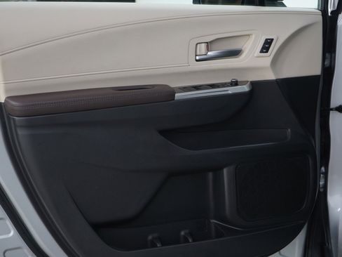 Used 2024 Toyota Sienna Platinum image 23