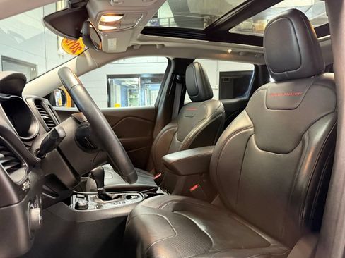 Used 2019 Jeep Cherokee Trailhawk AWD/4WD image 9