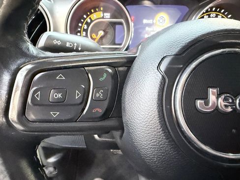 Used 2021 Jeep Gladiator Sport image 13