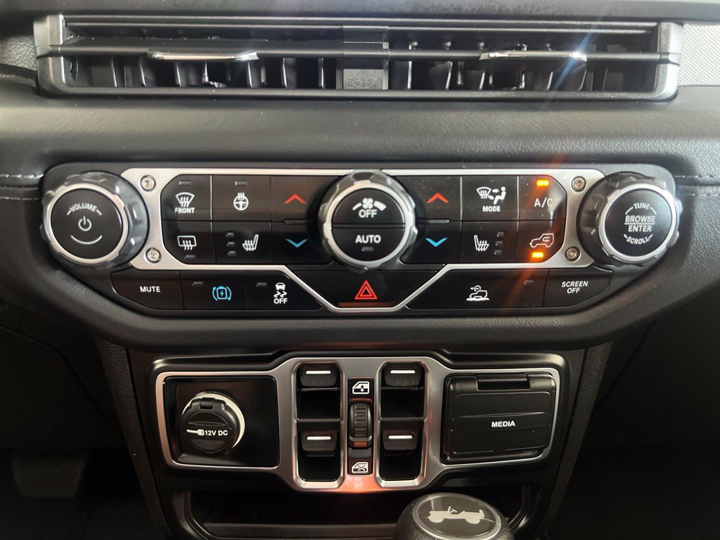 Used 2025 Jeep Wrangler Unlimited Sahara AWD/4WD image 46