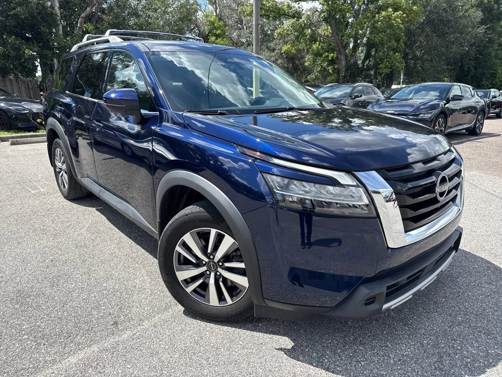 Used 2023 Nissan Pathfinder SL FWD image 5