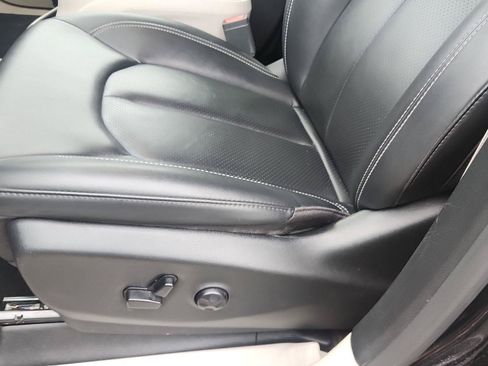 Used 2024 Chrysler Pacifica Touring-L FWD image 10