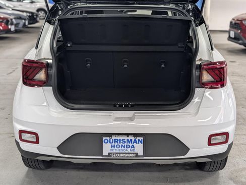 Used 2022 Hyundai Venue Limited image 23