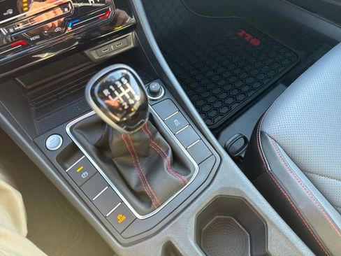 Certified 2025 Volkswagen Jetta GLI Autobahn w/ GLI Black Package image 28