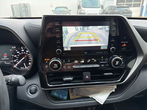 Used 2021 Toyota Highlander Limited image 12