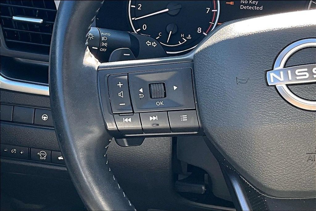 Used 2025 Nissan Rogue SV FWD image 10