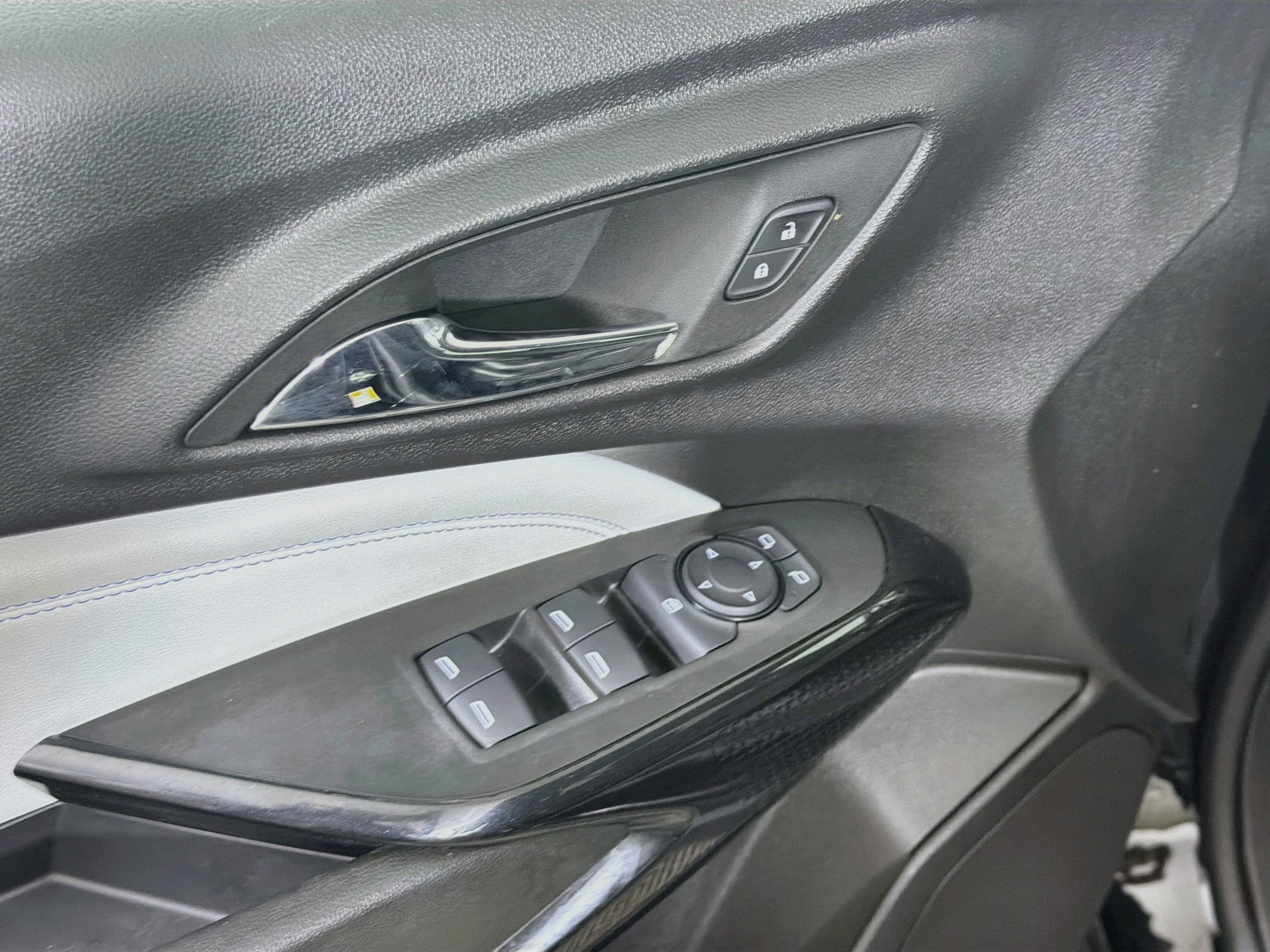 Used 2025 Chevrolet Trax LT FWD image 15