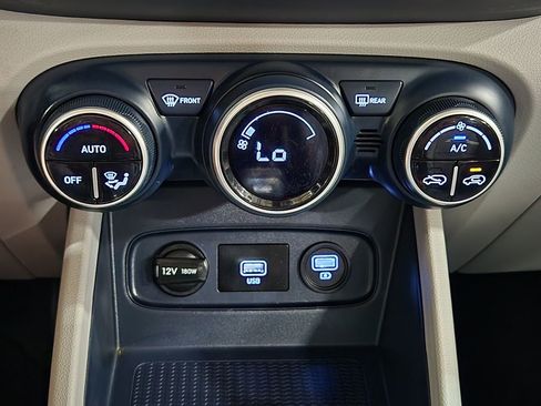 Used 2021 Hyundai Venue FWD image 37