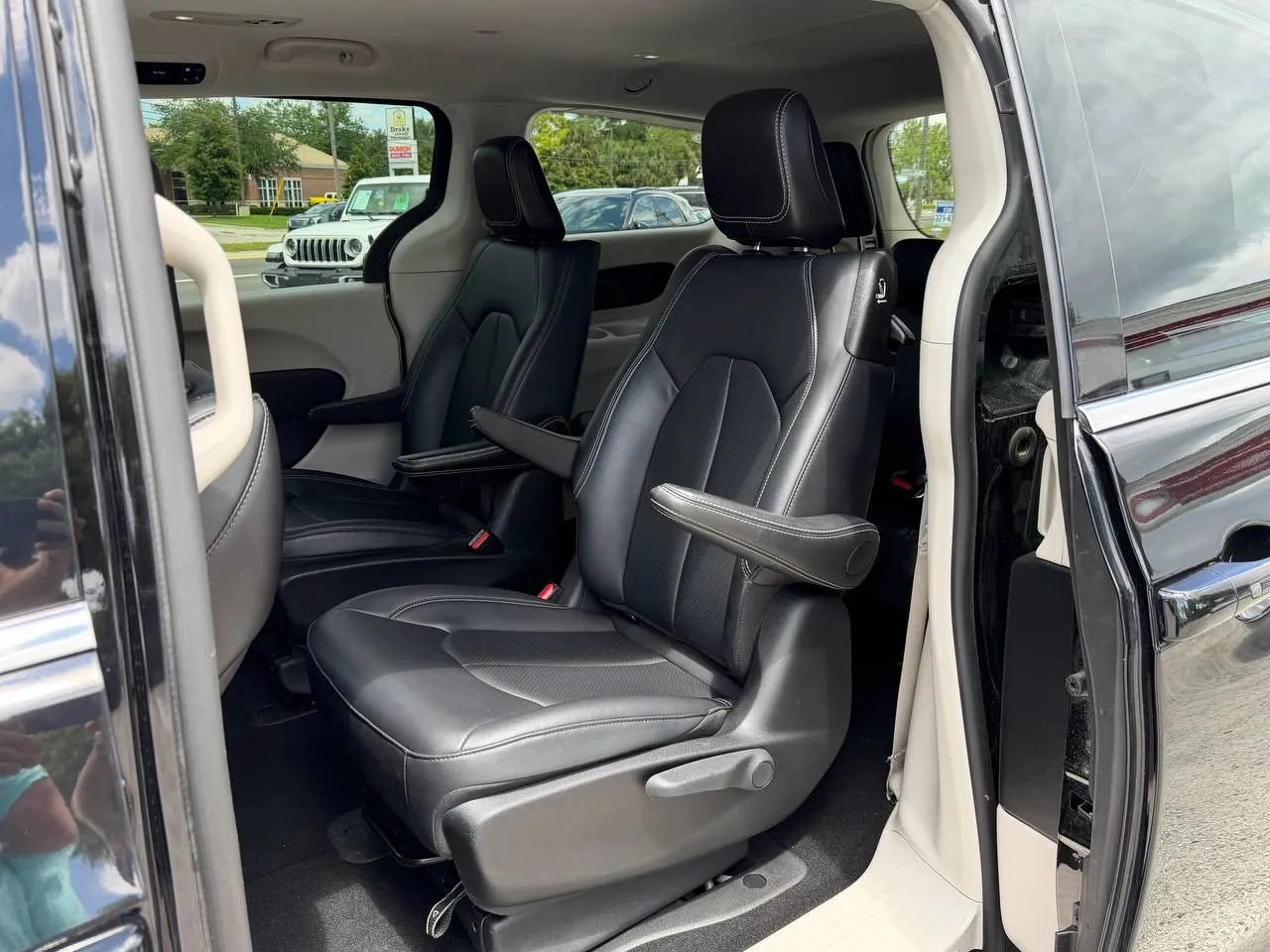 Used 2024 Chrysler Pacifica Limited FWD image 14