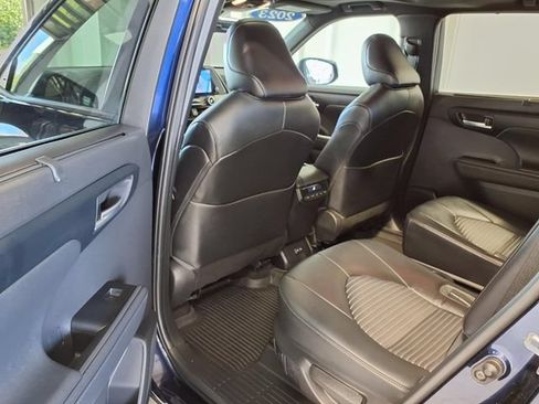 Used 2023 Toyota Highlander XSE FWD image 18