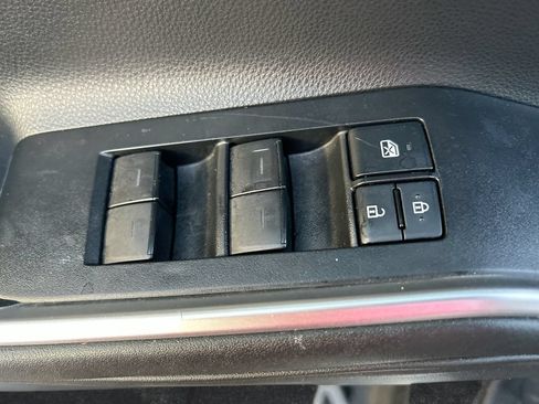 Used 2021 Toyota Highlander LE FWD image 13