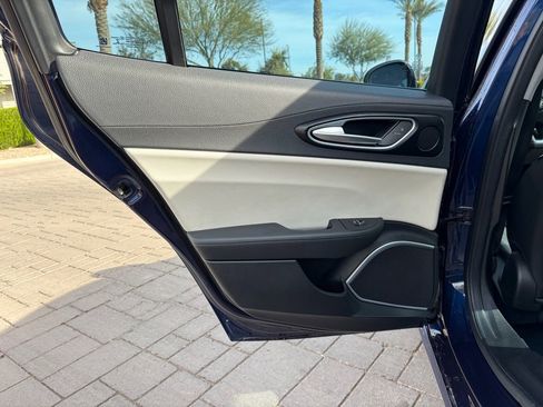 Used 2018 Alfa Romeo Giulia image 9