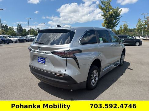 Used 2024 Toyota Sienna XLE FWD image 7