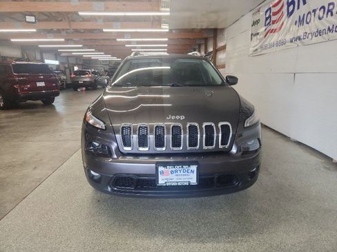 Used 2018 Jeep Cherokee Latitude Plus w/ Comfort/Convenience Group image 8