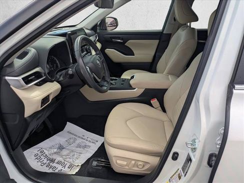 Used 2023 Toyota Highlander XLE FWD image 14