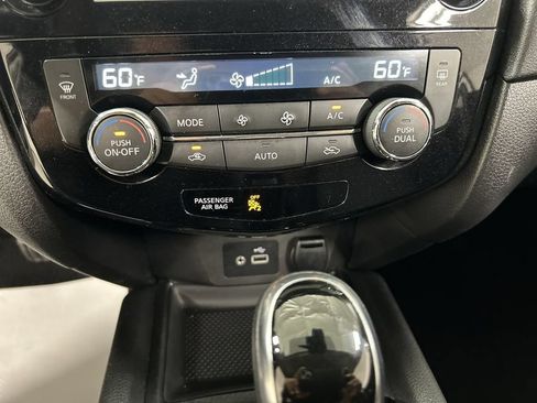Used 2020 Nissan Rogue SV AWD/4WD image 16