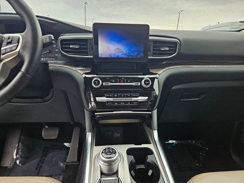 Used 2023 Ford Explorer Limited AWD/4WD image 17