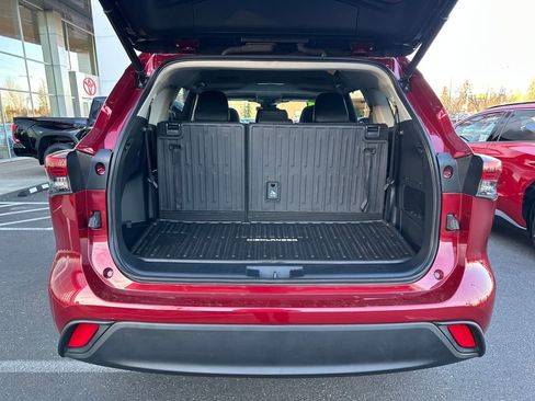Used 2023 Toyota Highlander XLE image 28