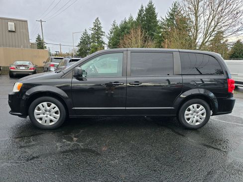 Used 2018 Dodge Grand Caravan SE image 2