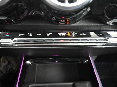 Used 2022 Mercedes-Benz GLB 250 4MATIC image 19