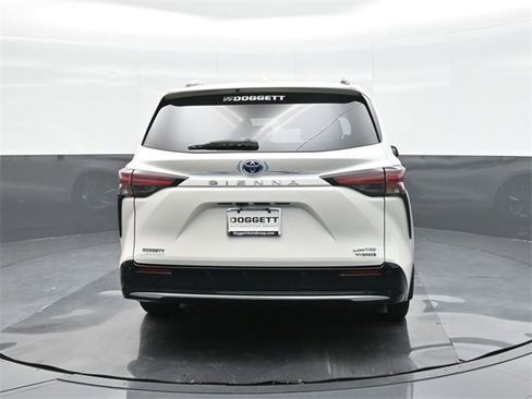 Used 2021 Toyota Sienna Limited image 11