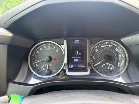 Used 2018 Toyota Tacoma SR5 RWD image 11