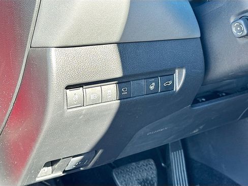 Used 2023 Toyota Venza Limited image 10