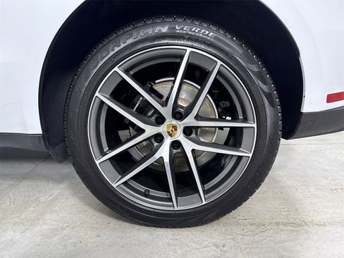 Certified 2025 Porsche Macan image 14