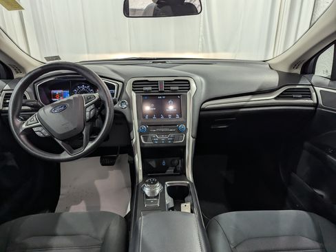 Used 2017 Ford Fusion SE w/ Fusion SE Technology Package FWD image 11