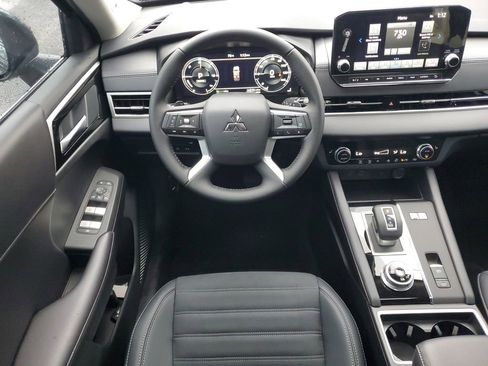 New 2025 Mitsubishi Outlander SE image 10