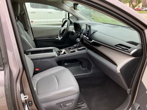 Used 2021 Toyota Sienna LE AWD/4WD image 14
