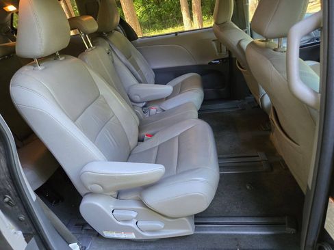 Used 2016 Toyota Sienna XLE FWD image 4