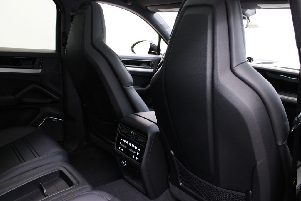 Used 2025 Porsche Cayenne S AWD/4WD image 28
