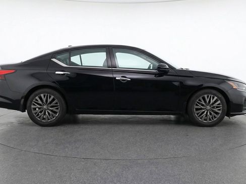 Used 2025 Nissan Altima 2.5 SV FWD image 11