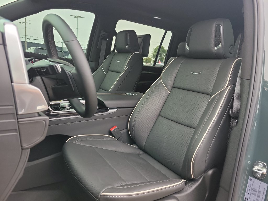 Used 2026 Cadillac Escalade ESV Sport w/ LPO, ONYX Package AWD/4WD image 18